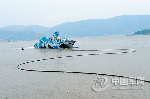 資料写真:ある海域で｢埠頭なしの緊急給油訓練｣を実施する新型ミサイル艇(3月24日)