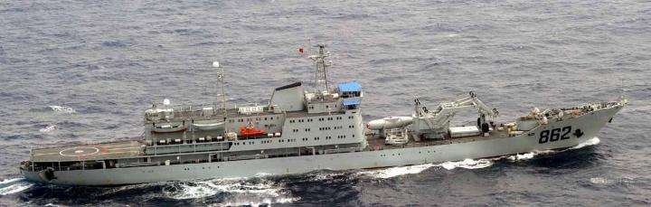 日本自衛隊が撮影した東海艦隊の大型潜水艇救援艦862｢崇明島号｣