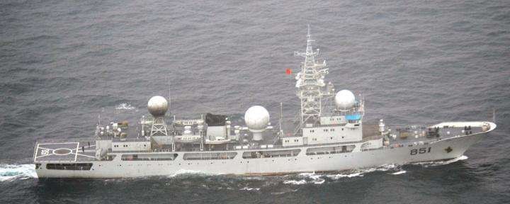 日本自衛隊が撮影した東海艦隊の電子情報収集艦851
