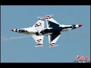 米空軍のアクロバット飛行隊｢サンダーバード｣は8日、ルーマニアで素晴しい飛行ショーを披露した。 ｢中国網日本語版(チャイナネット)｣　2011年6月10日