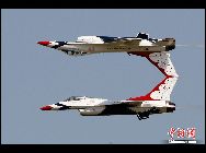 米空軍のアクロバット飛行隊｢サンダーバード｣は8日、ルーマニアで素晴しい飛行ショーを披露した。 ｢中国網日本語版(チャイナネット)｣　2011年6月10日