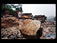 9日夜から降り始めた豪雨によって、湖南省岳陽市が管轄する臨湘市や岳陽県などで土石流が発生し、これまでに18人が死亡、28人が行方不明になっている。うち、臨湘市詹橋鎮観山村では5人が死亡、19人が行方不明で、岳陽県毛田郷、雲山鎮、相思郷では5人が死亡、6人が行方不明になった。平江県では土石流のため、5人が死亡した。