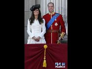 イギリス皇室のメンバーたちは11日、バッキンガム宮殿でエリザベス女王の85歳の誕生日祝賀式典を観覧し、ウィリアム王子と新婚の妻のキャサリン王妃もお目見えになった。エリザベス女王の本当の誕生日は4月21日であるが、毎年6月の第1から第3土曜のいずれかに祝賀式典が行われる。