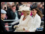 イギリス皇室のメンバーたちは11日、バッキンガム宮殿でエリザベス女王の85歳の誕生日祝賀式典を観覧し、ウィリアム王子と新婚の妻のキャサリン王妃もお目見えになった。エリザベス女王の本当の誕生日は4月21日であるが、毎年6月の第1から第3土曜のいずれかに祝賀式典が行われる。
