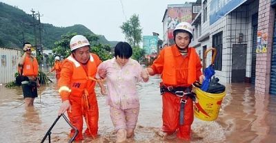 截至2011年6月18日10时统计，“6·16”暴雨洪灾已造成四川全省8人死亡、29人失踪。图为：救援人员将居民转移。（来源：网络）