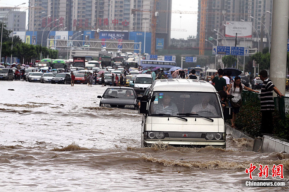 武汉遭暴雨袭击 交通几近瘫痪