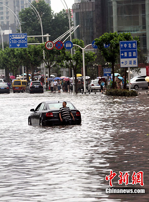 武汉遭暴雨袭击 交通几近瘫痪