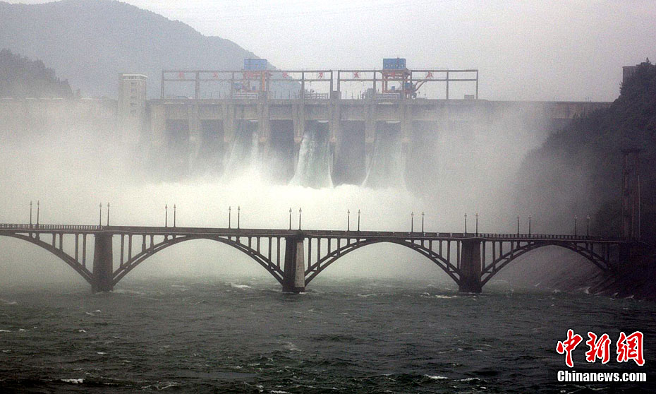 新安江水库本世纪首次泄洪