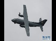 イタリアの輸送機｢C-27J スパータン｣    第49回国際パリ航空ショーが6月20日から26日にかけて、パリ郊外のル・ブルジェ空港で開催されている。45カ国から約2100社の企業と組織が参加する今回の航空ショーには、各国の軍機も登場し、それぞれが得意技を披露した。 ｢中国網日本語版(チャイナネット)｣　2011年6月22日