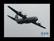 米国の航空機｢C-130J｣愛称は｢スーパーハーキュリーズ｣  第49回国際パリ航空ショーが6月20日から26日にかけて、パリ郊外のル・ブルジェ空港で開催されている。45カ国から約2100社の企業と組織が参加する今回の航空ショーには、各国の軍機も登場し、それぞれが得意技を披露した。 ｢中国網日本語版(チャイナネット)｣　2011年6月22日