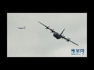米国の航空機｢C-130J｣  第49回国際パリ航空ショーが6月20日から26日にかけて、パリ郊外のル・ブルジェ空港で開催されている。45カ国から約2100社の企業と組織が参加する今回の航空ショーには、各国の軍機も登場し、それぞれが得意技を披露した。 ｢中国網日本語版(チャイナネット)｣　2011年6月22日
