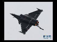フランスの戦闘機｢ラファール｣  第49回国際パリ航空ショーが6月20日から26日にかけて、パリ郊外のル・ブルジェ空港で開催されている。45カ国から約2100社の企業と組織が参加する今回の航空ショーには、各国の軍機も登場し、それぞれが得意技を披露した。 ｢中国網日本語版(チャイナネット)｣　2011年6月22日
