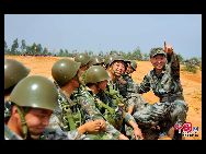 中国人民解放軍南京軍区某部のパラシュート部隊は5月、中国南東地域で、夜間パラシュート降下や水上パラシュート降下などの訓練を実施し、新しい方法を用いて部隊の戦闘力を向上させた。 ｢中国網日本語版(チャイナネット)｣ 2011年6月22日