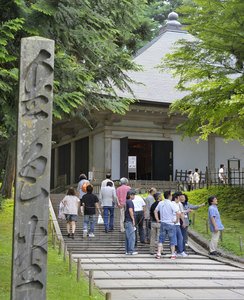 岩手県平泉町の中尊寺金色堂を訪れた観光客