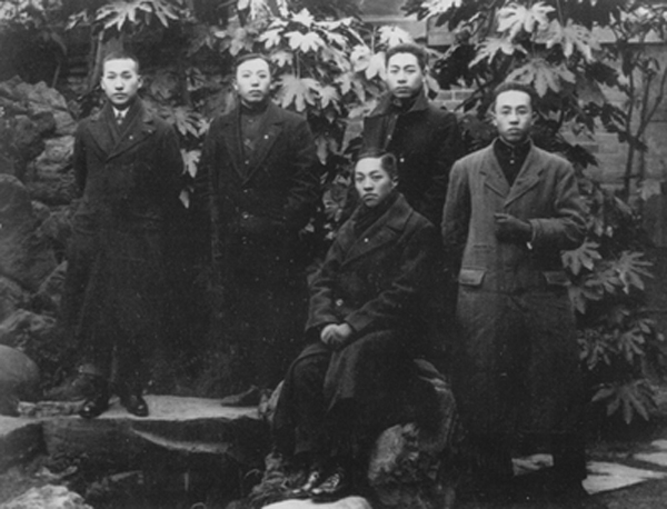 周恩来(後の右から1人目)が日本で留学した時、クラスメートとの記念写真　