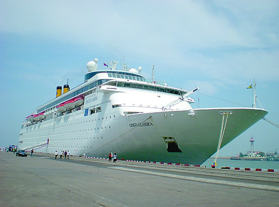 世界有数な豪華客船、青島港を初出航
