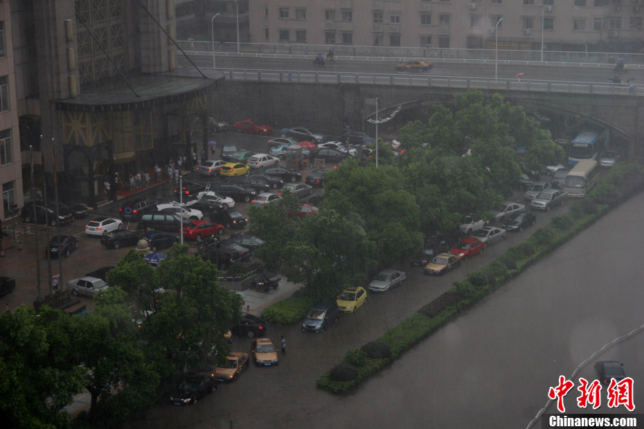 长沙遭遇暴雨 城区道路积水交通受阻