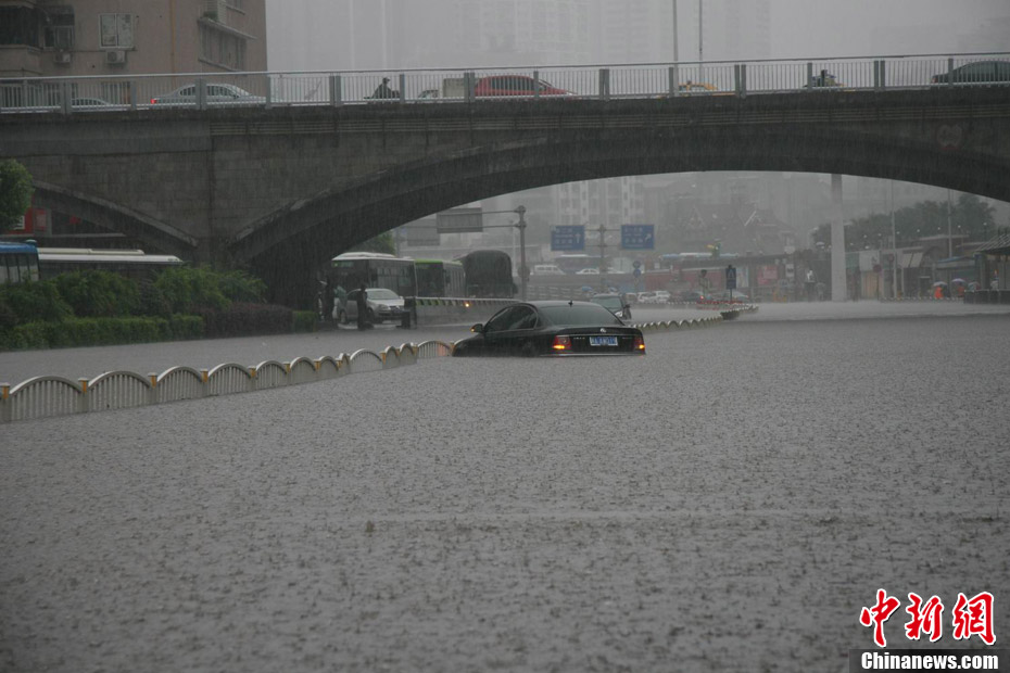 长沙遭遇暴雨 城区道路积水交通受阻