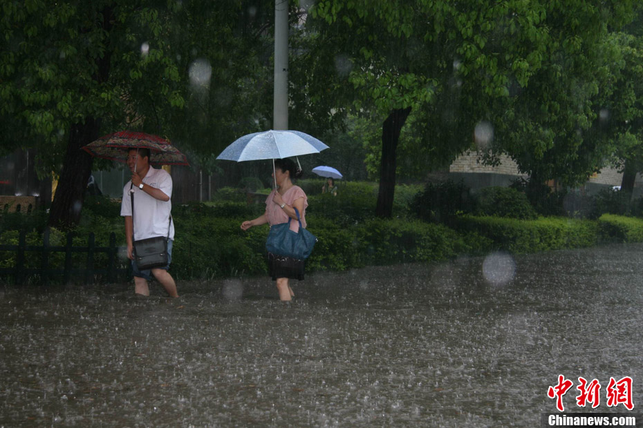 长沙遭遇暴雨 城区道路积水交通受阻