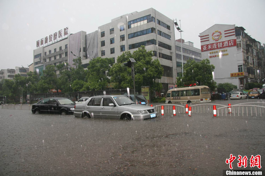 长沙遭遇暴雨 城区道路积水交通受阻