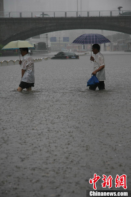 长沙遭遇暴雨 城区道路积水交通受阻