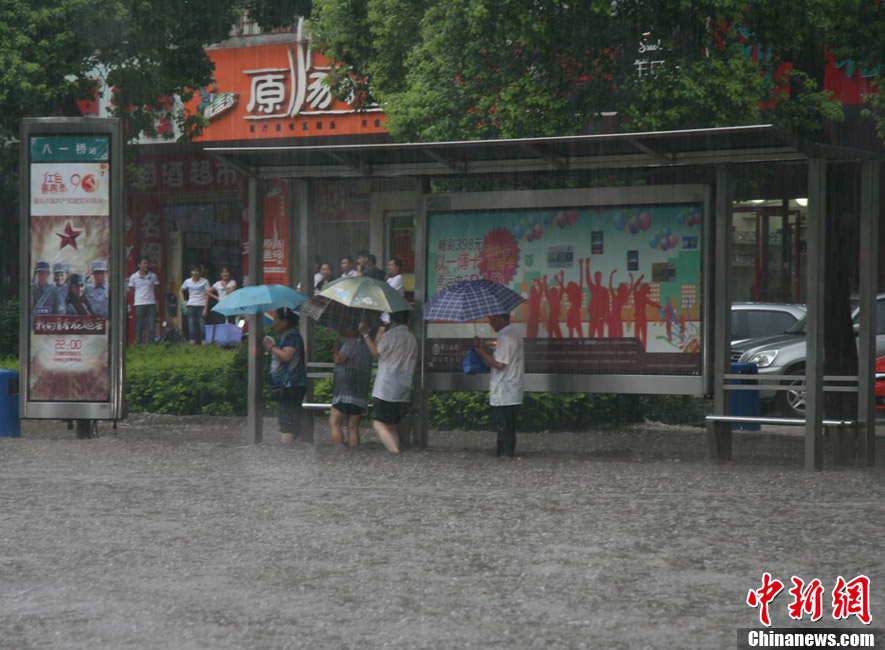 长沙遭遇暴雨 城区道路积水交通受阻