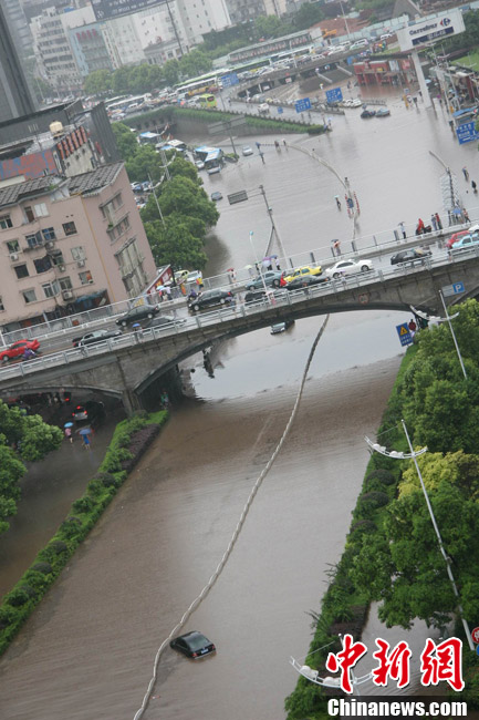 长沙遭遇暴雨 城区道路积水交通受阻