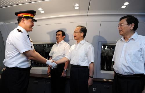 中国の温総理、北京-上海高速鉄道に「一番乗り」