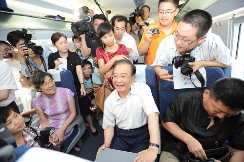 中国の温総理、北京-上海高速鉄道に「一番乗り」