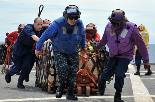 資料写真:日本に救援物質を送る米軍