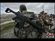 ｢世界の屋根｣と呼ばれるヒマラヤ山脈に駐在する中国解放軍の前哨部隊･新疆軍区阿里軍分区某部の第2連隊が28日、1990年代の土木構造の兵営と、21世紀初期のコンクリート製の簡易な兵営に別れを告げた。兵士らはマルチ機能を備える新たな兵営に移り、西部高原の辺境にある歩哨所を守っている。