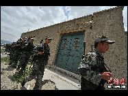 ｢世界の屋根｣と呼ばれるヒマラヤ山脈に駐在する中国解放軍の前哨部隊･新疆軍区阿里軍分区某部の第2連隊が28日、1990年代の土木構造の兵営と、21世紀初期のコンクリート製の簡易な兵営に別れを告げた。兵士らはマルチ機能を備える新たな兵営に移り、西部高原の辺境にある歩哨所を守っている。