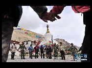 中国共産党創立９０周年を迎え、チベットのティンリ国境警備大隊チョモランマ派出所の将兵が横断幕を掲げ、現地の民衆や観光客とともに鍋荘（チベット族の民間舞踊）を踊り、歌をうたい交歓するなどの形式で「７．１」を祝賀し、党創立日のプレゼントとした。