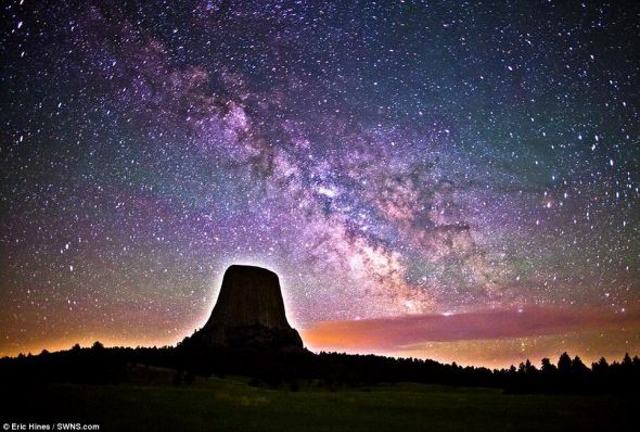 摄影爱好者埃里克·赫恩斯拍摄的这张令人难以置信的照片，显示的是位于怀俄明州地标魔鬼塔上空的星光璀璨的银河