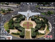 フランスのラファール(Rafale)戦闘機は6日、パリ上空を飛び越え、今月14日に行われる建国記念日の閲兵式のリハーサルを行った。 ｢中国網日本語版(チャイナネット)｣　2011年7月8日