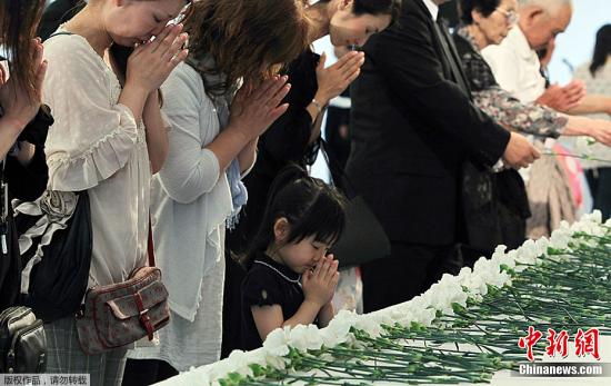  資料写真:地震と津波で亡くなった人たちのため祈祷する宮城県の人々(6月18日)