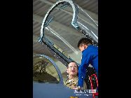 中国を公式訪問している米軍のマレン統合参謀本部議長は12日、山東省の済寧に位置する中国人民解放軍空軍施設を視察した。写真は戦闘機の搭乗体験をするマレン議長。
