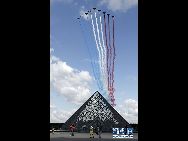フランスの建国記念日に当たる14日、パリのシャンゼリゼ通りで盛大な閲兵式が行われた。特に、ラファール(Rafale)戦闘機とミラージュ(Mirage)戦闘機の編隊が凱旋門を飛び越える様子は、見る人を深く驚嘆させた。 ｢中国網日本語版(チャイナネット)｣　2011年7月15日