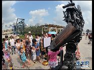 ハリウッド映画「トランスフォーマ3･ダークサイドムーン」が21日中国で公開される。16日、中国初のトランスフォーマテーマパークは吉林省長春市の翡翠湖で落成し、一般市民に公開された。 ｢中国網日本語版(チャイナネット)｣　2011年7月17日
