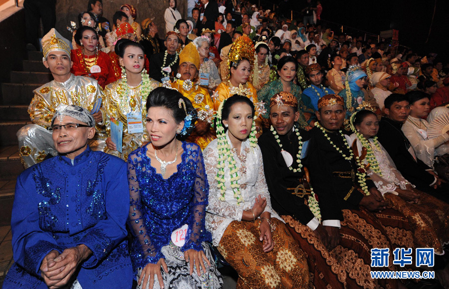インドネシアの首都ジャカルタで、集団結婚式に参加するカップルたち