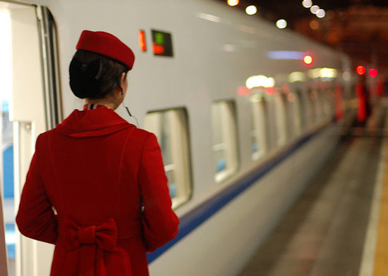 各地高铁女乘务有特色 中国姑娘严格训练塑美体
