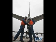 中国人民解放軍空軍航空兵某団が7月中旬、江南(長江の南)地域)のある空港で、低空爆撃演習を実施し、数十機の国産新型爆撃機が登場した。 ｢中国網日本語版(チャイナネット)｣　2011年7月26日