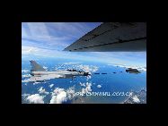 広東空軍J－10戦闘機の南中国海の上空における空中給油作業。 ｢中国網日本語版(チャイナネット)｣　2011年7月29日