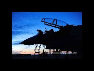 広東空軍J－10戦闘機の南中国海の上空における空中給油作業。 ｢中国網日本語版(チャイナネット)｣　2011年7月29日