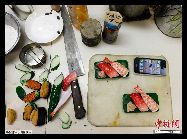 寿司、うな重……思わず本物と見間違えるほど精巧な作りの食品サンプルがiPhoneカバーになって登場し、注目を集めている。横浜のある食品サンプルメーカーが昨年末から作り始めたこのiPhoneカバーの値段は、2000－4000円だという。 ｢中国網日本語版(チャイナネット)｣　2011年8月1日