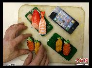 寿司、うな重……思わず本物と見間違えるほど精巧な作りの食品サンプルがiPhoneカバーになって登場し、注目を集めている。横浜のある食品サンプルメーカーが昨年末から作り始めたこのiPhoneカバーの値段は、2000－4000円だという。 ｢中国網日本語版(チャイナネット)｣　2011年8月1日