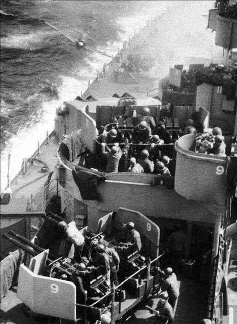 沖縄沖海戦で米艦艇にぶつかる神風特攻隊の｢自殺機｣