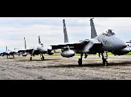 日本航空自衛隊のF-15J戦闘機隊　　　　空戦の軍事演習としては世界最大の規模を誇る米軍の｢レッドフラッグ(Red Flag)｣は、1975年以降、米国ネバダ州のネリス空軍基地、またはアラスカ州のアイルソン空軍基地とエルメンドルフ空軍基地で毎年開催されている。今年7月に開催されたこの高度な空戦軍事演習に、シンガポールや日本など数カ国が参加した。