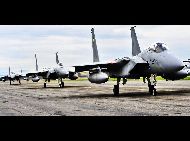 日本航空自衛隊のF-15J戦闘機隊　　　　空戦の軍事演習としては世界最大の規模を誇る米軍の?レッドフラッグ(Red Flag)?は、1975年以降、米國ネバダ州のネリス空軍基地、またはアラスカ州のアイルソン空軍基地とエルメンドルフ空軍基地で毎年開催されている。今年7月に開催されたこの高度な空戦軍事演習に、シンガポールや日本など數カ國が參加した。