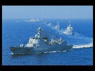 中国海軍の艦艇編隊 国内の数部の有名軍事誌に最近、新型駆逐艦、揚陸艦、潜水艦、武装ヘリ、新型ライフル銃など中国の陸･海･空軍の作戦主力兵器のハイビジョン写真が掲載された。